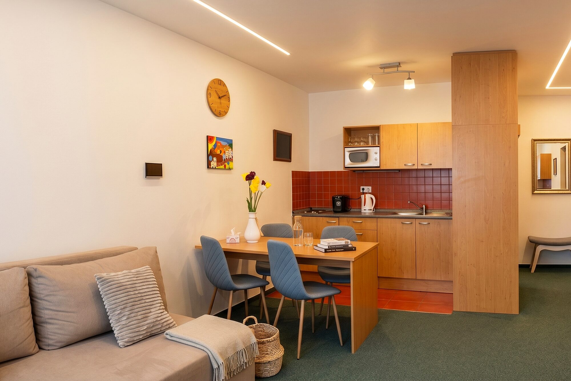 Světlý, moderní obývací pokoj s kuchyňským koutem v Apartmánu PalacKY